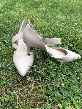 Life Stride Beige Pointed-Toe Mary Jane Heels